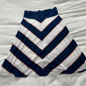 Old Navy White and Navy Chevron Skirt